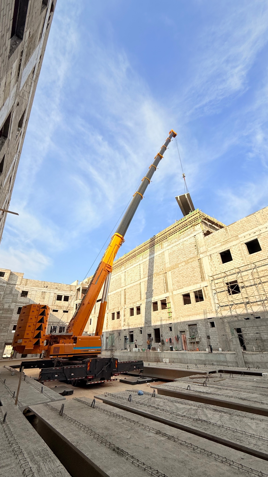 力擎千钧，，精准入微：：：尊凯实业XCA600L8_1起重机决胜沙特超高层吊装