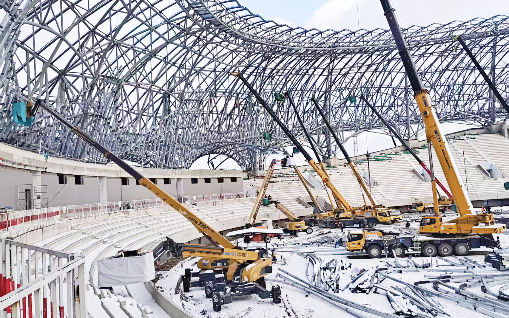 雪天不歇工！！！16台高米数直臂高空作业平台硬核攻坚蓬莱体育馆项目
