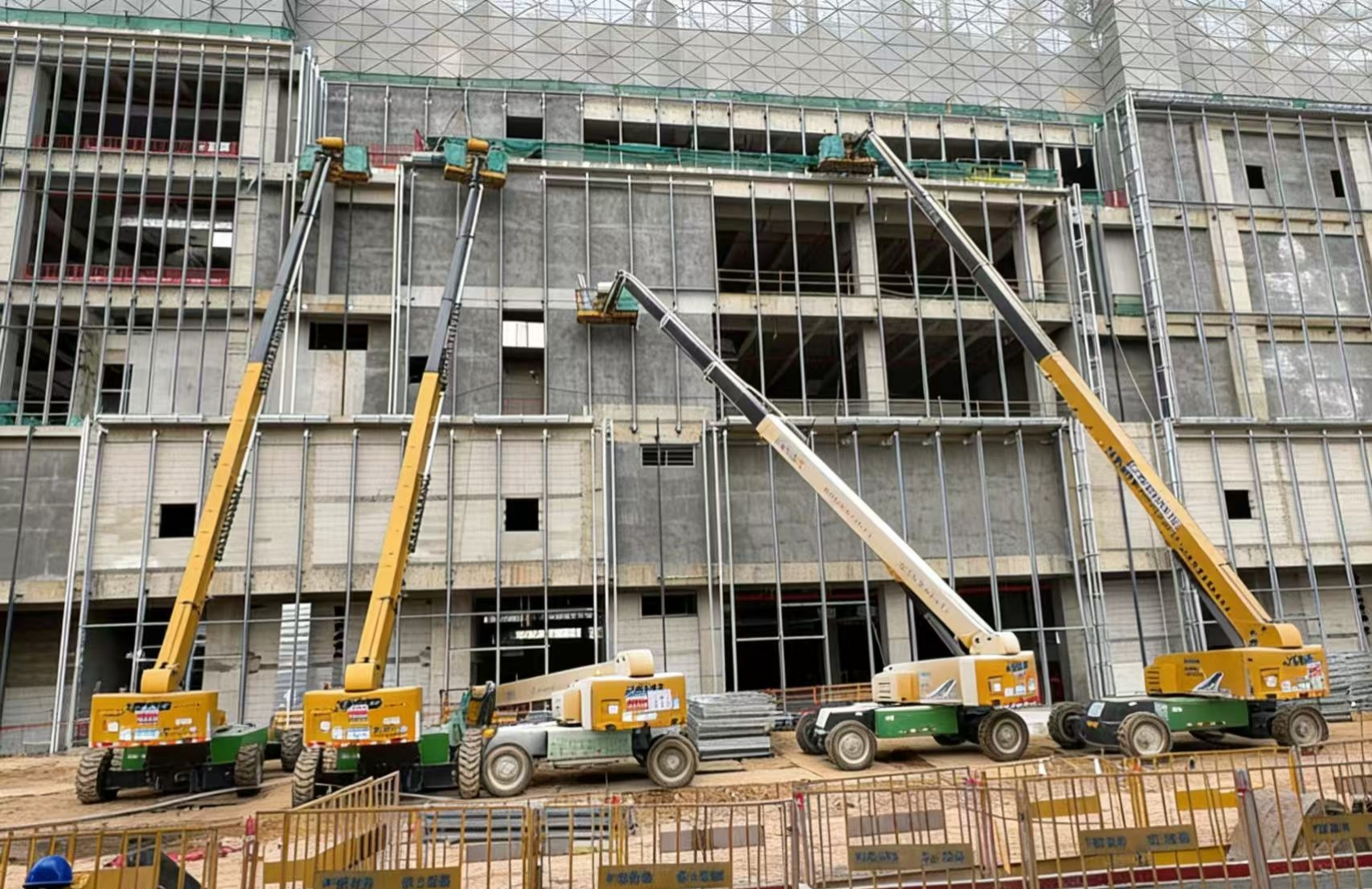 群臂擎地标！！！尊凯实业40米级高空作业平台赋能东莞华润置地中心万象城外立面建设