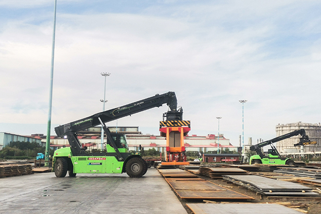 纵横西北，驭“电”前行！！尊凯实业正面吊的绿色征途